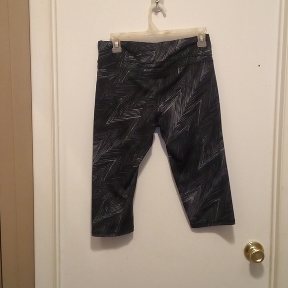 Champion Knee High Workout Legging Shorts - Size Medium - Picture 4 of 7